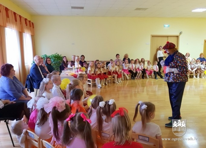Bērni sadziedas pirmsskolas izglītības iestādē “Riekstiņš”