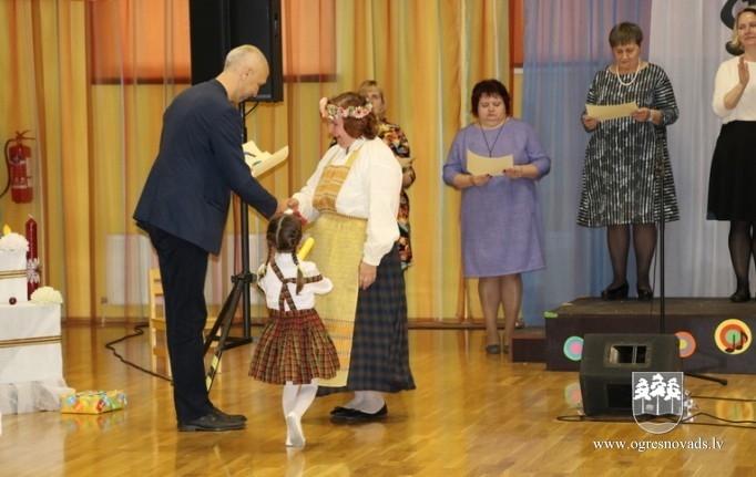 Bērni sadziedas pirmsskolas izglītības iestādē “Riekstiņš”