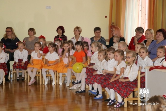 Bērni sadziedas pirmsskolas izglītības iestādē “Riekstiņš”
