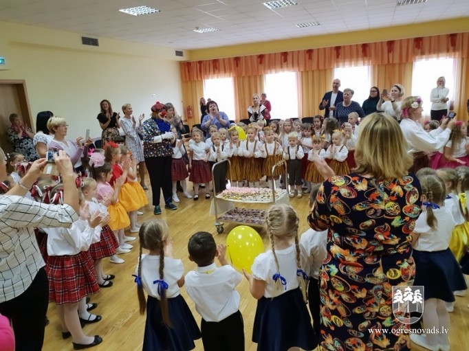 Bērni sadziedas pirmsskolas izglītības iestādē “Riekstiņš”