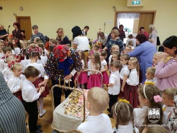 Bērni sadziedas pirmsskolas izglītības iestādē “Riekstiņš”