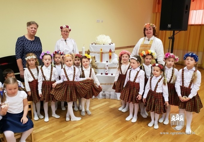 Bērni sadziedas pirmsskolas izglītības iestādē “Riekstiņš”