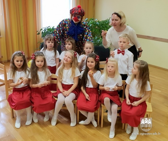 Bērni sadziedas pirmsskolas izglītības iestādē “Riekstiņš”