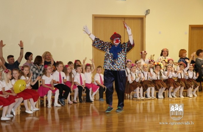 Bērni sadziedas pirmsskolas izglītības iestādē “Riekstiņš”
