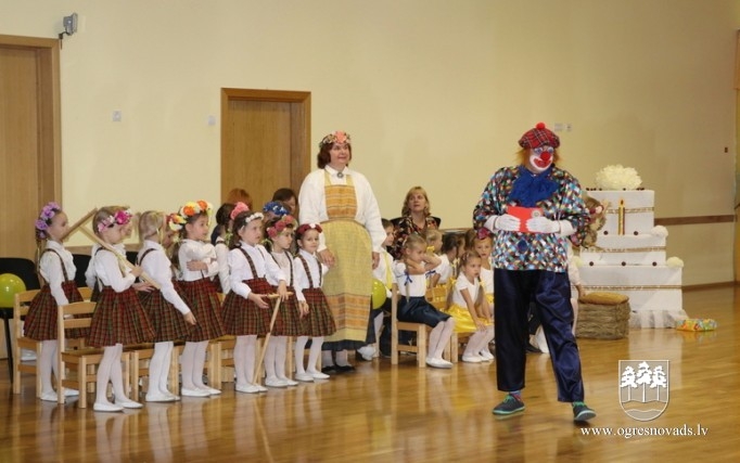 Bērni sadziedas pirmsskolas izglītības iestādē “Riekstiņš”