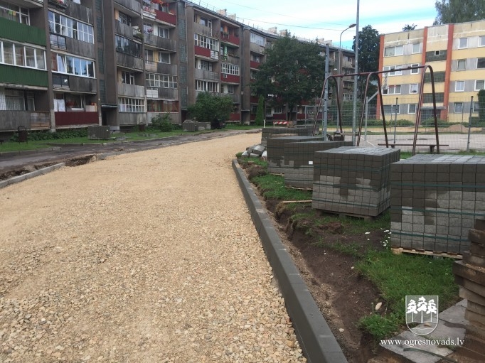 Tiek sakārtoti vairāki dzīvojamo māju pagalmi