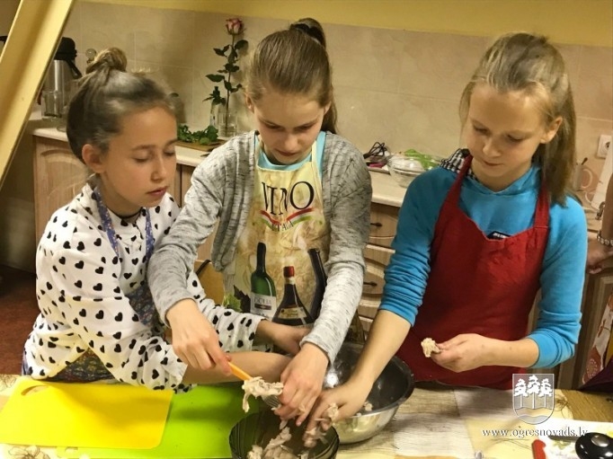 Ogres sākumskolas 5.b klase RIMI “Gardēžu klases” pusfinālā