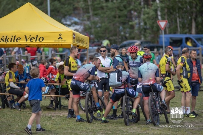 Ar ļoti kuplu dalībnieku skaitu aizvadīts Ikšķiles MTB velobrauciens