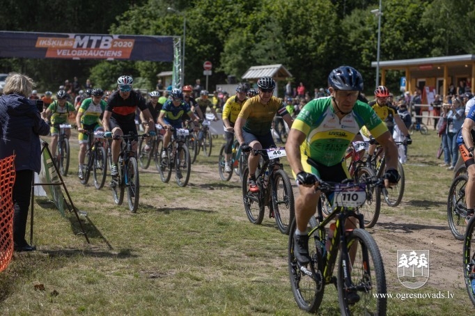 Ar ļoti kuplu dalībnieku skaitu aizvadīts Ikšķiles MTB velobrauciens