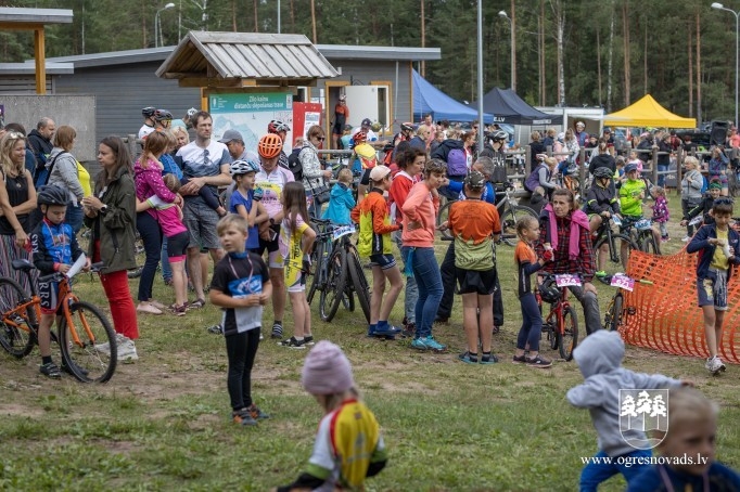 Ar ļoti kuplu dalībnieku skaitu aizvadīts Ikšķiles MTB velobrauciens