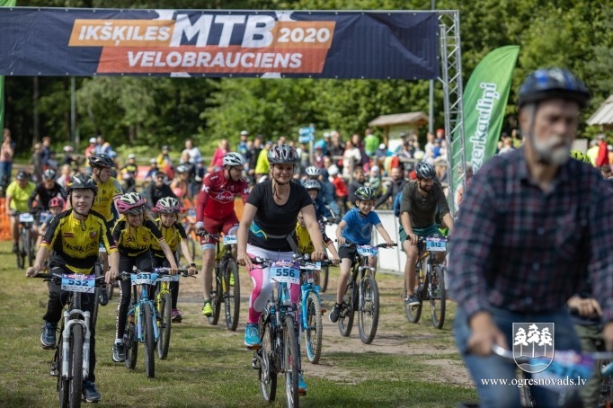 Ar ļoti kuplu dalībnieku skaitu aizvadīts Ikšķiles MTB velobrauciens