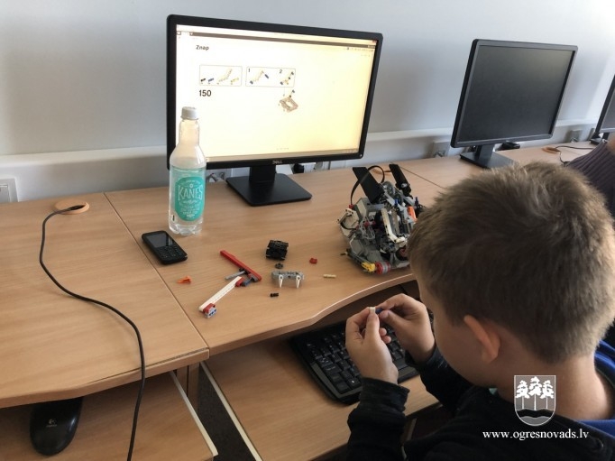 Ogres novada bērni konstruē LEGO robotus