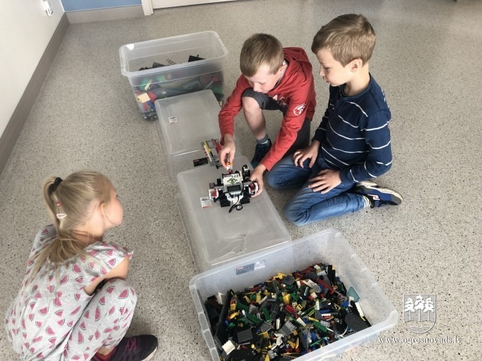 Ogres novada bērni konstruē LEGO robotus