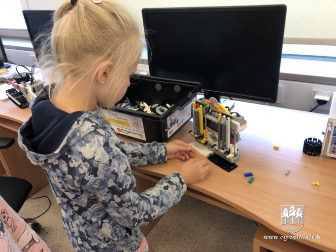 Ogres novada bērni konstruē LEGO robotus