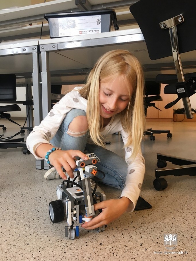 Ogres novada bērni konstruē LEGO robotus