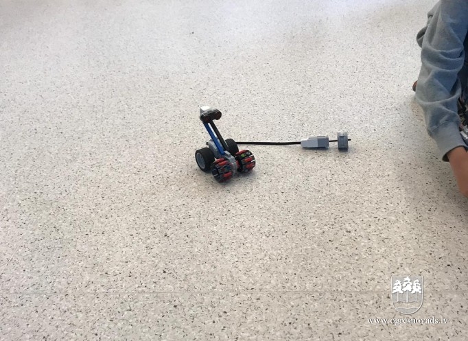 Ogres novada bērni konstruē LEGO robotus