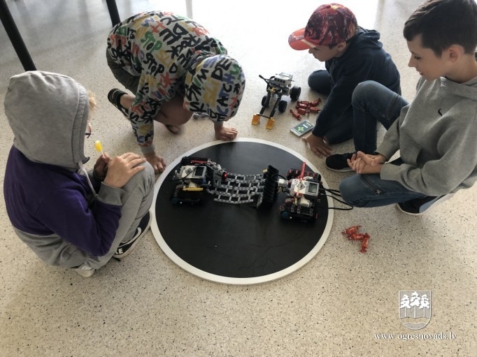 Ogres novada bērni konstruē LEGO robotus