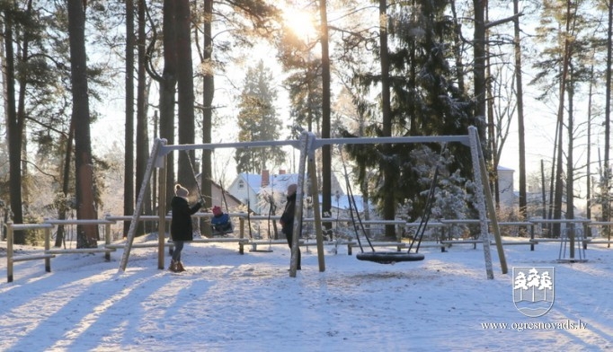 Labiekārtots aktīvās atpūtas un rotaļu laukums Vidus prospektā 25