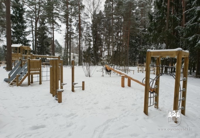 Labiekārtots aktīvās atpūtas un rotaļu laukums Vidus prospektā 25