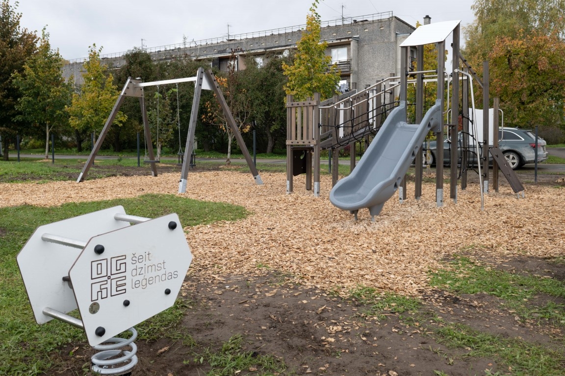 Rotaļu laukuma komplekss, slidkalniņš, šūpoles, Ciemupe 10.2024.