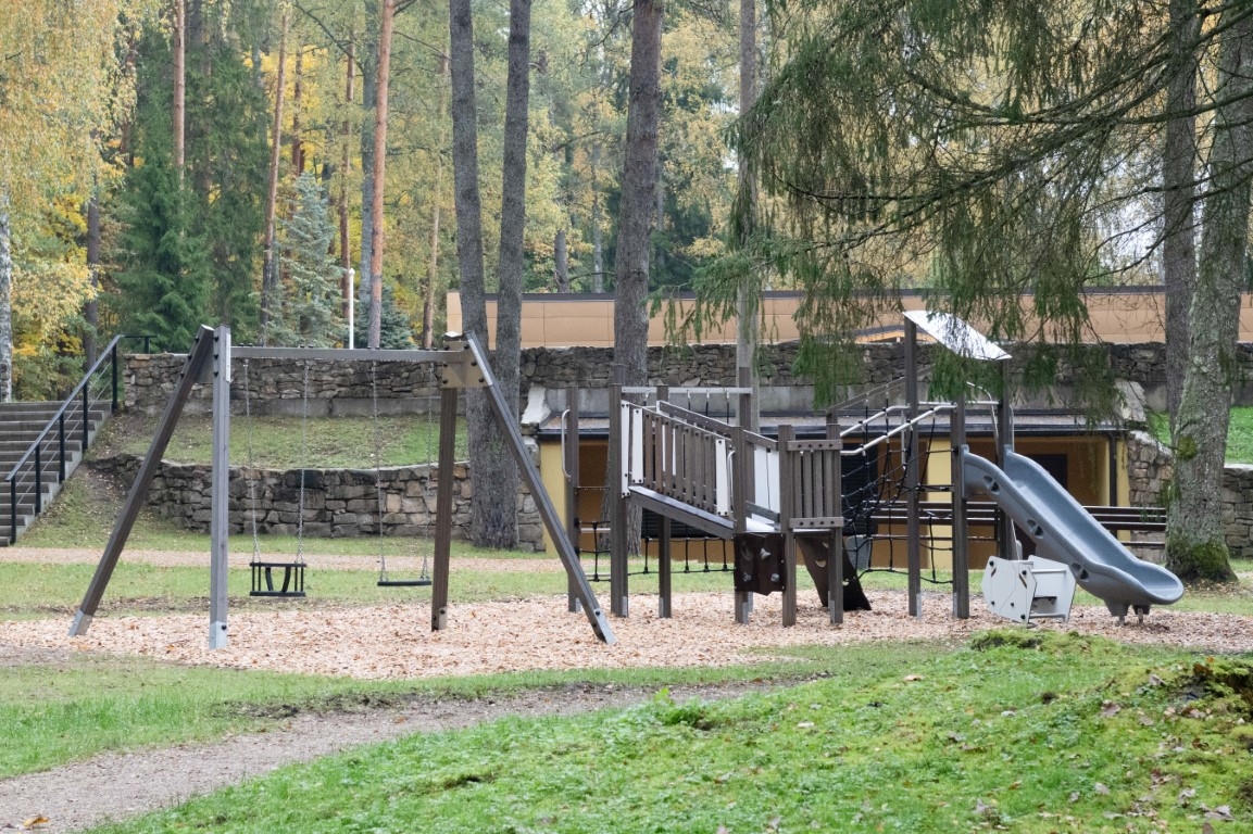 Rotaļu laukuma komplekss, slidkalniņš, šūpoles, Jumpravā 10.2024.