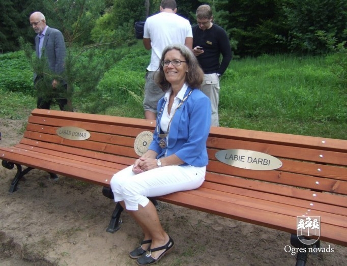 Rotari klubs Lazdukalna parkā uzstāda Labo darbu soliņus