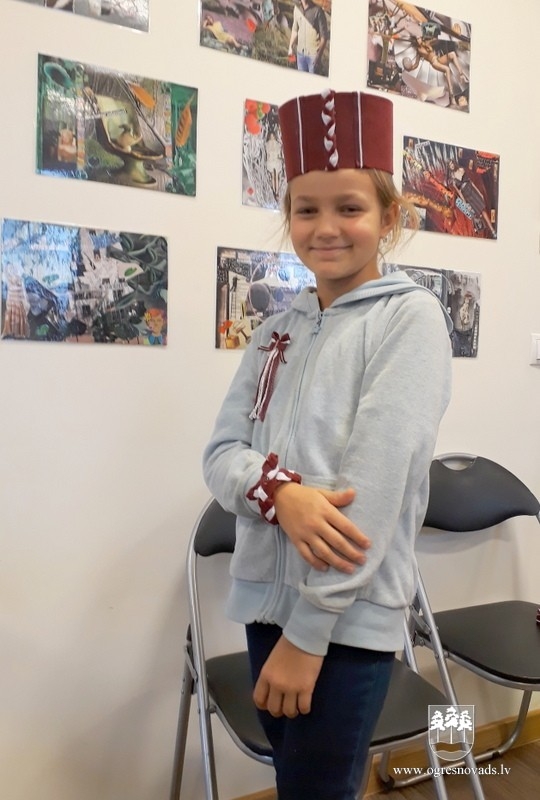 Iedzīvotāji aktīvi darbojas patriotisko rotu gatavošanas darbnīcā
