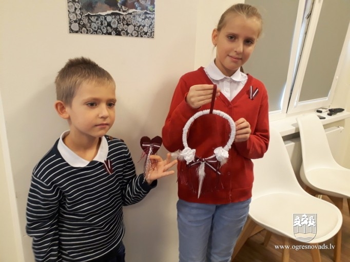 Iedzīvotāji aktīvi darbojas patriotisko rotu gatavošanas darbnīcā