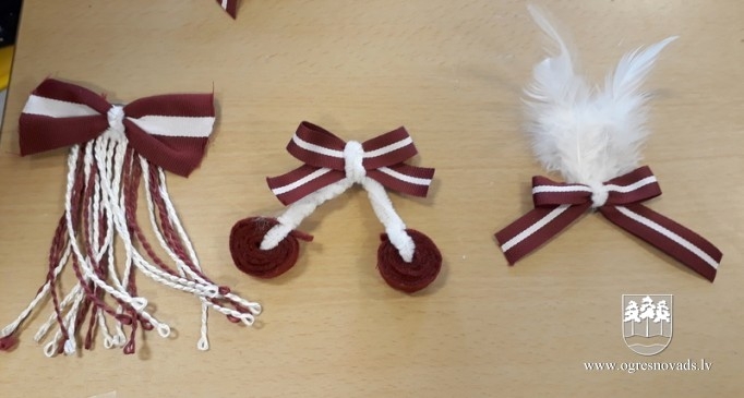 Iedzīvotāji aktīvi darbojas patriotisko rotu gatavošanas darbnīcā