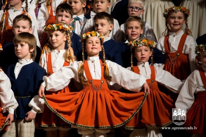 Bērnu deju kolektīvi priecē koncertā Madlienas Kultūras namā