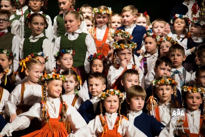 Bērnu deju kolektīvi priecē koncertā Madlienas Kultūras namā