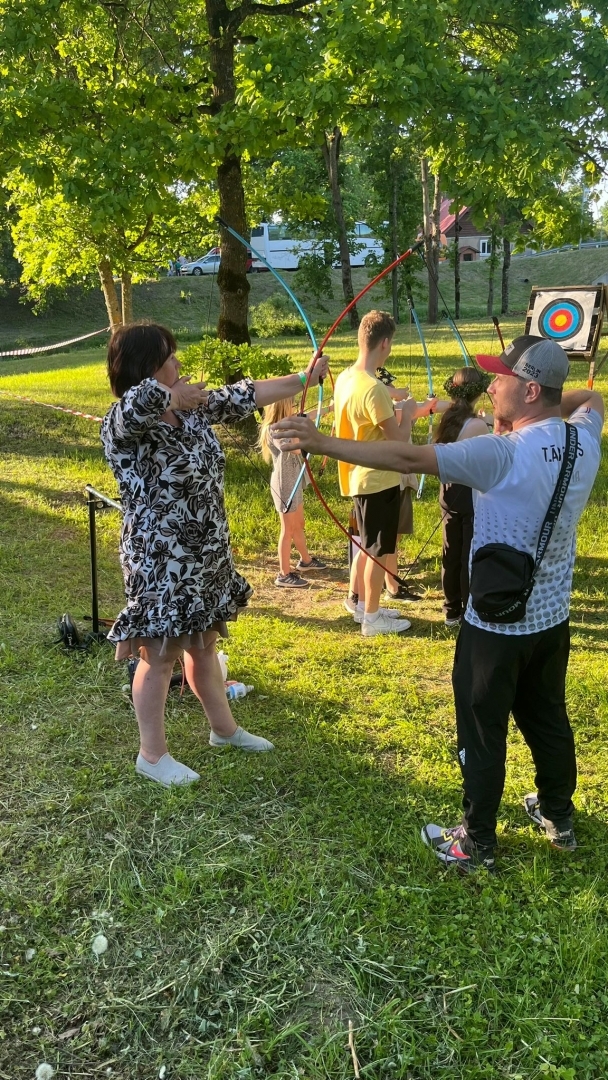 Sieviete šauj ar loku pasākumā Sadziedāsim Suntažos! 24.05.2024.