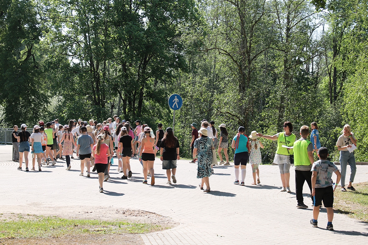 Bērni un jaunieši iet pa ielu pasākumā Sadziedāsim Suntažos! 24.05.2024.