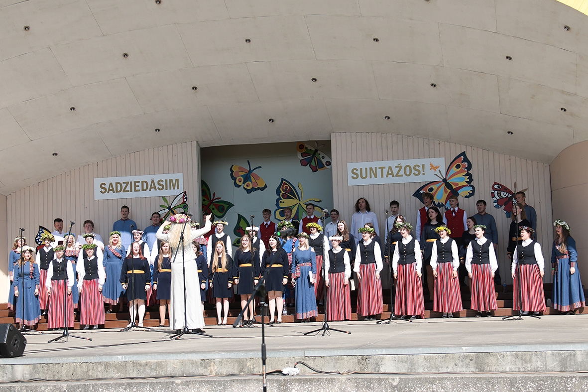 Koris dzied uz estrādes skatuves  pasākumā Sadziedāsim Suntažos! 24.05.2024.