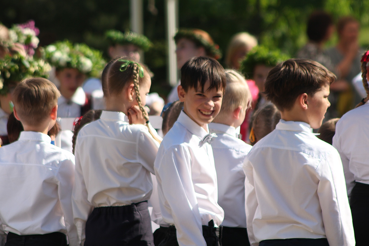 Zēni baltos kreklus, melnās biksēs  pasākumā Sadziedāsim Suntažos! 24.05.2024.