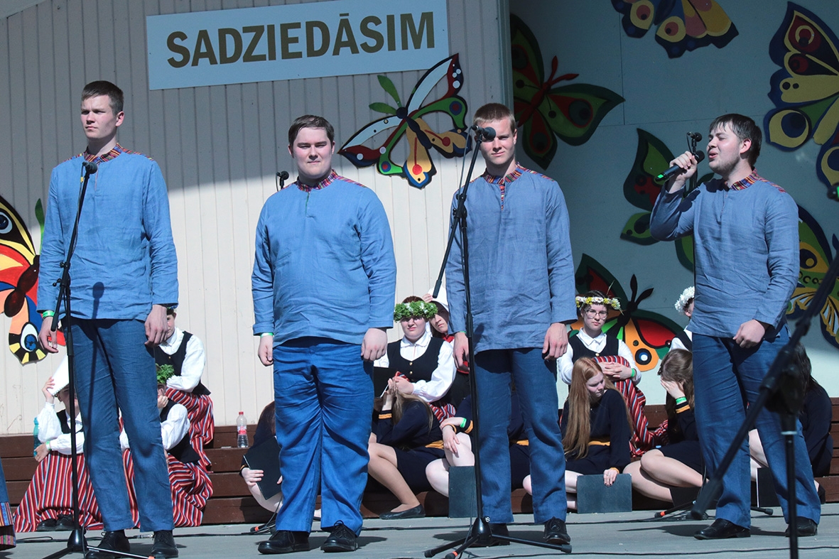 4 puiši zilos tērpos dzied pasākumā Sadziedāsim Suntažos! 24.05.2024.