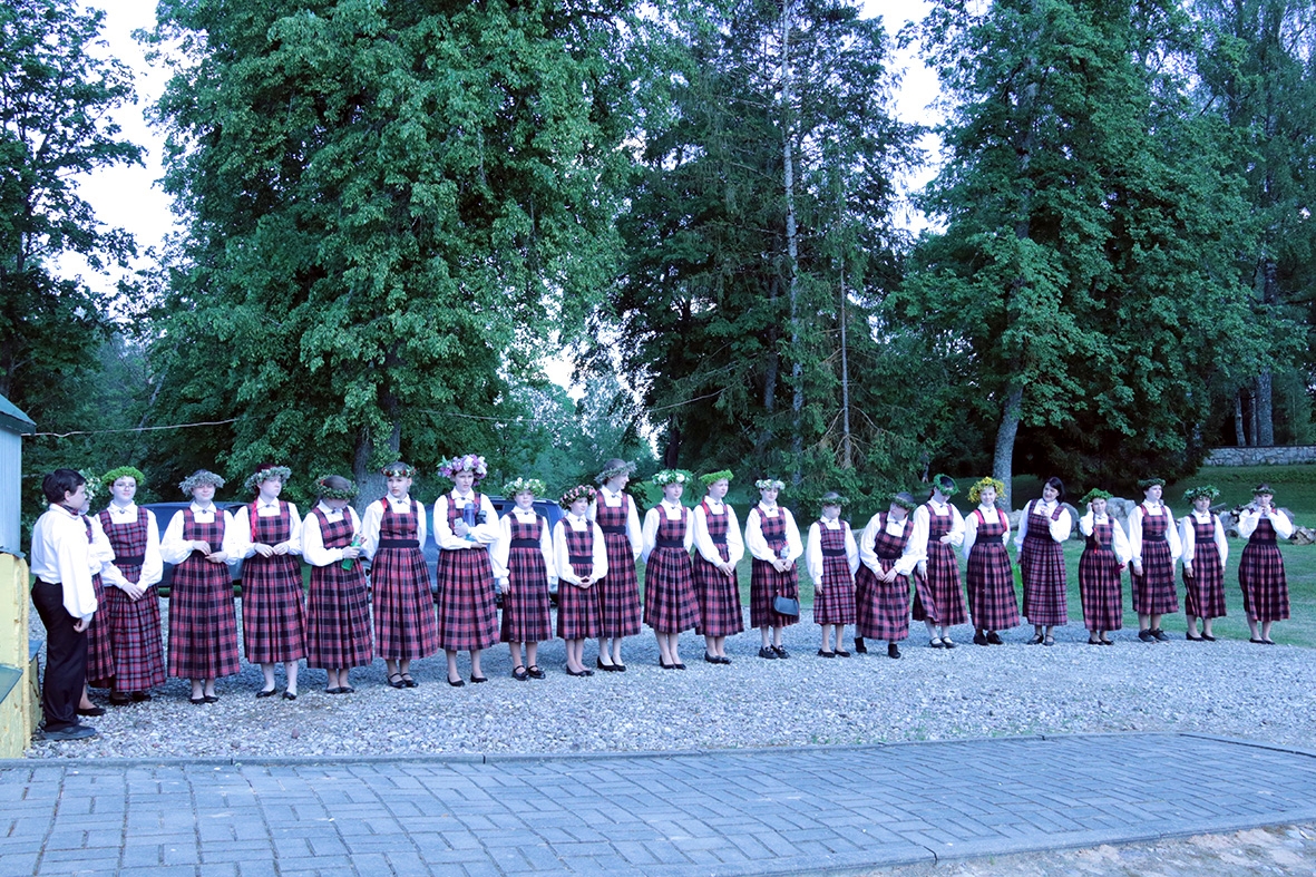 Koris tautas tērpos dzied pasākumā Sadziedāsim Suntažos! 24.05.2024.