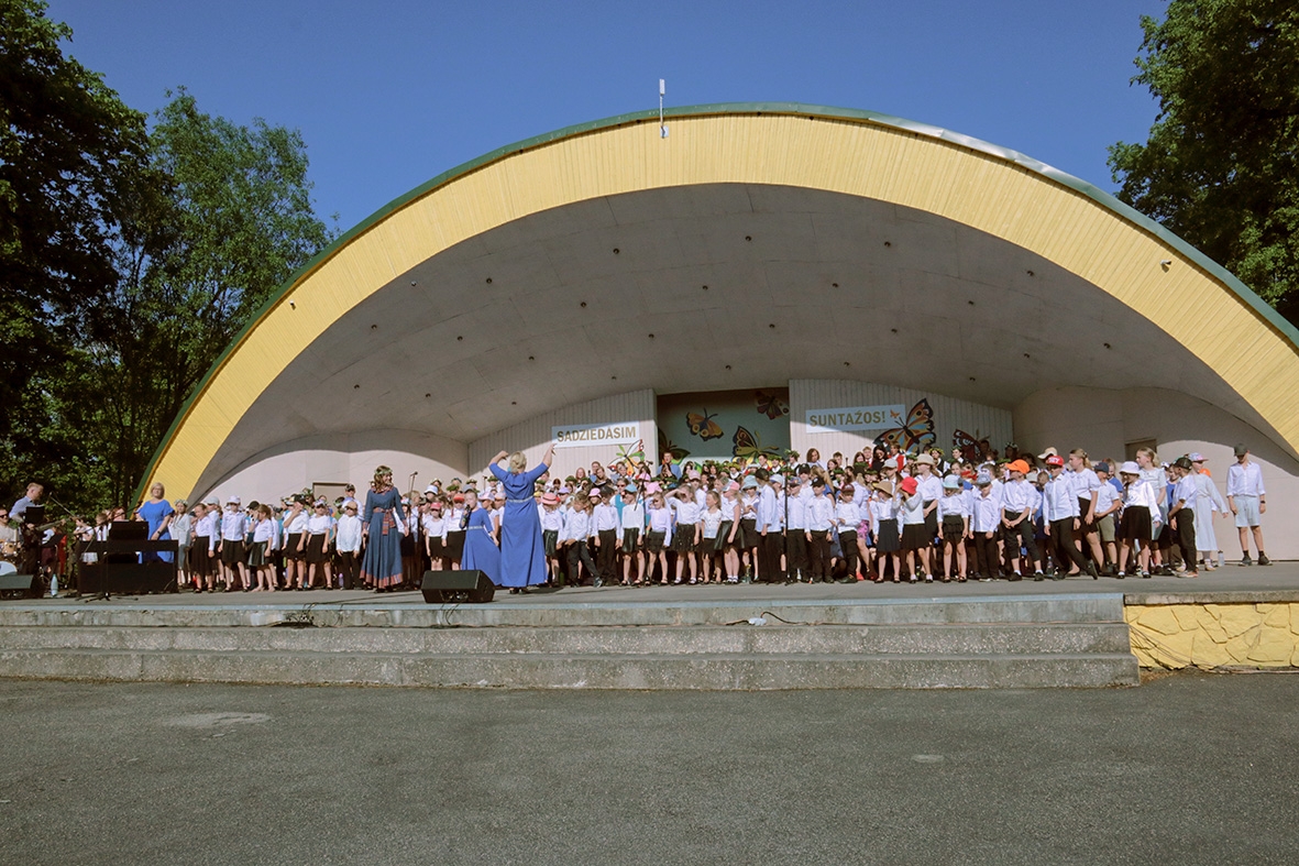 Suntažu estrāde ar dalībniekiem pasākumā Sadziedāsim Suntažos! 24.05.2024.