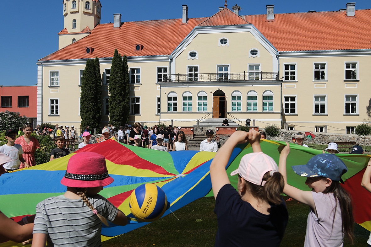Bērni spēlēs spēles pasākumā Sadziedāsim Suntažos! 24.05.2024., fonā Suntažu pils