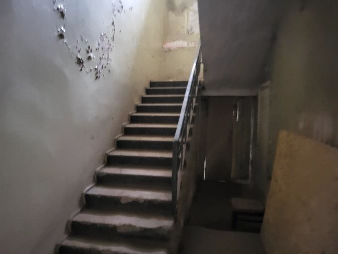 Sakaru nodaļa Rembate-iekštelpas bēšas sienas, kāpnes
