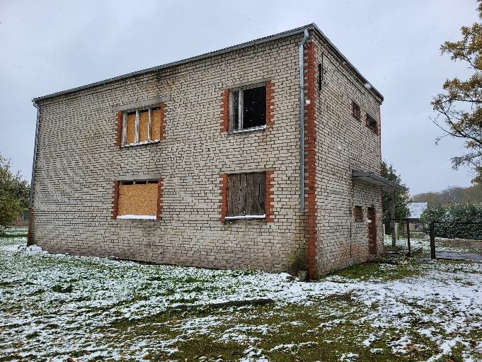 Sakaru nodaļa Rembate-divstāvu ķieģeļu balta ar sarkanu ēka