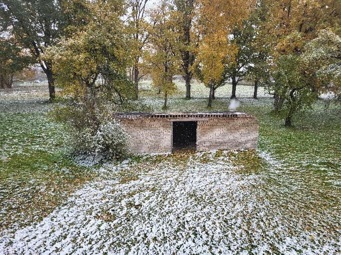 Sakaru nodaļas Rembate šķūnis - vienstāvu balta ķieģeļu ēka