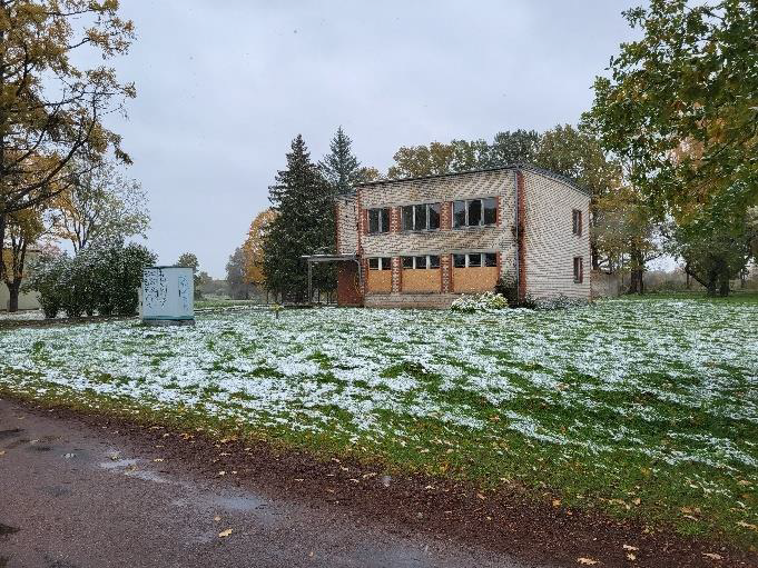 Sakaru nodaļa Rembate-divstāvu ķieģeļu balta ar sarkanu ēka