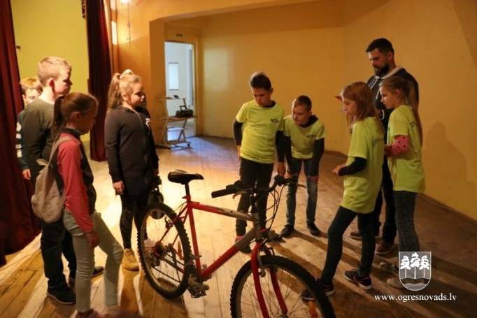 Novada skolēni piedalās konkursā “Esam droši uz ielas”