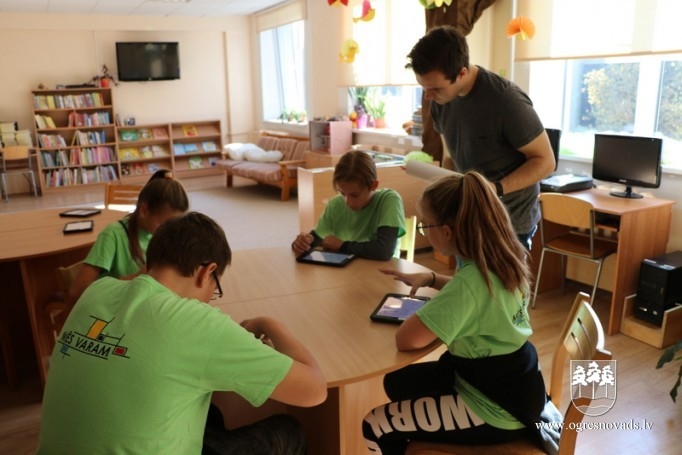 Novada skolēni piedalās konkursā “Esam droši uz ielas”