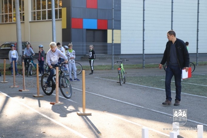 Novada skolēni piedalās konkursā “Esam droši uz ielas”