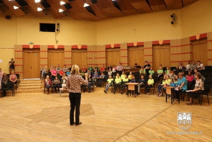Novada skolēni piedalās konkursā “Esam droši uz ielas”