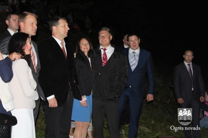 Ogres pilsētas svētku pirmā diena noslēdzas ar krāšņu salūtu un koncertu