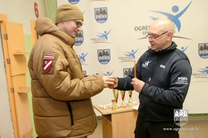 Snaiperi sadalījuši Ziemassvētku kausus šaušanā ar pistoli