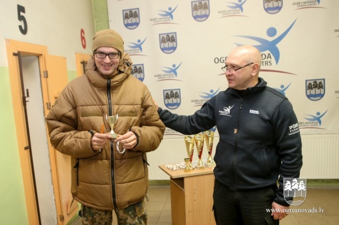 Snaiperi sadalījuši Ziemassvētku kausus šaušanā ar pistoli